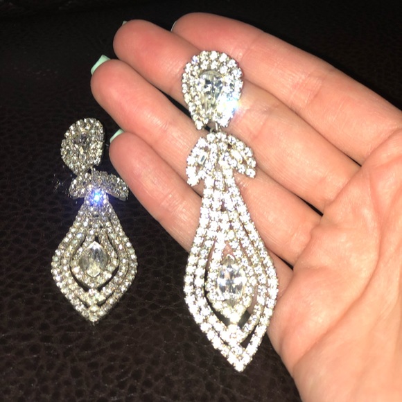 💎 Sparkly Earrings and Crown Pin 👑 - Picture 2 of 5